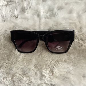 Oscar De La Renta Luxury Designer Black Sunglasses, NWT
100% UV Protection